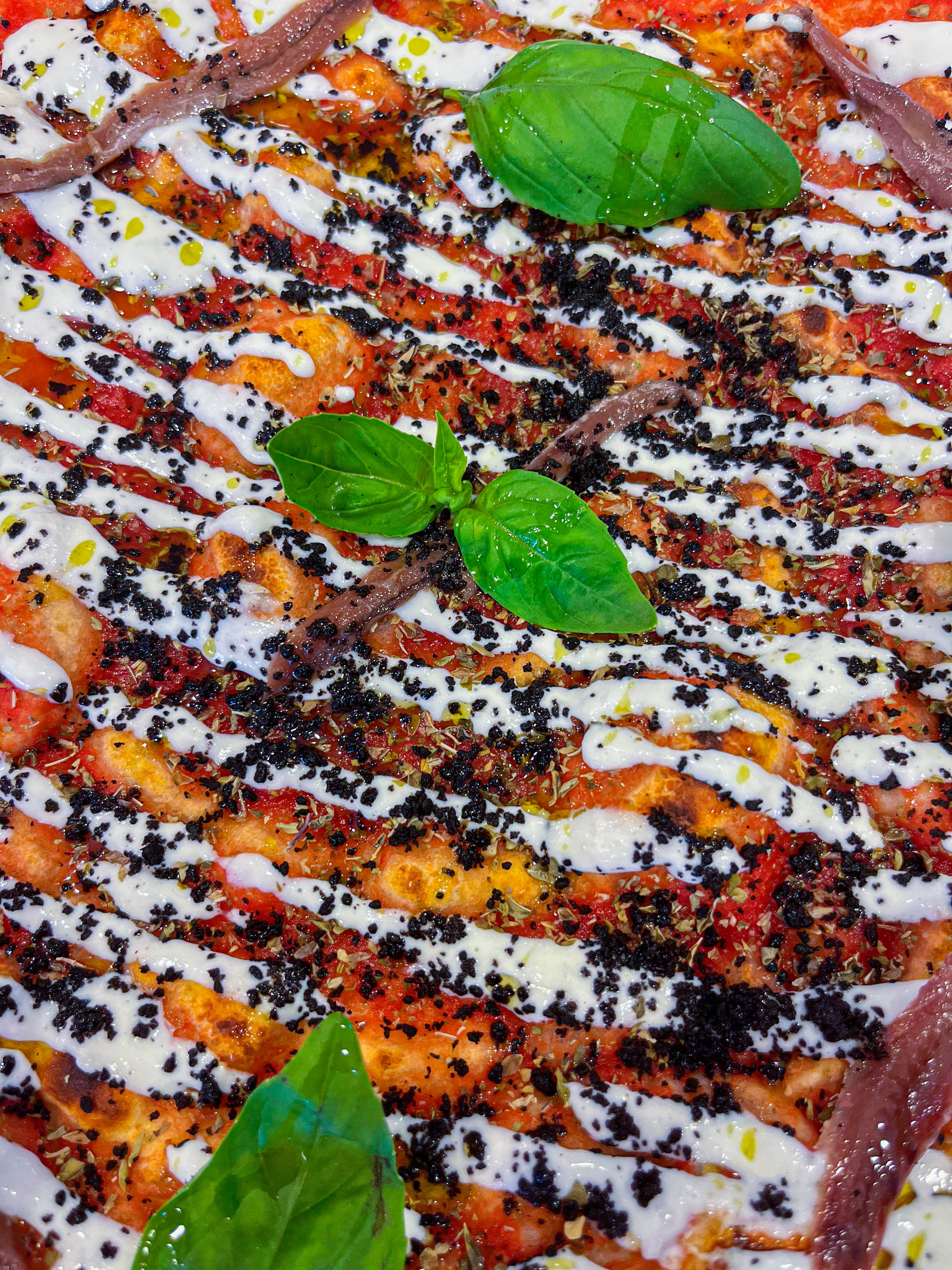 Pizza romana cotta nel forno a legna con cornicione dorato
