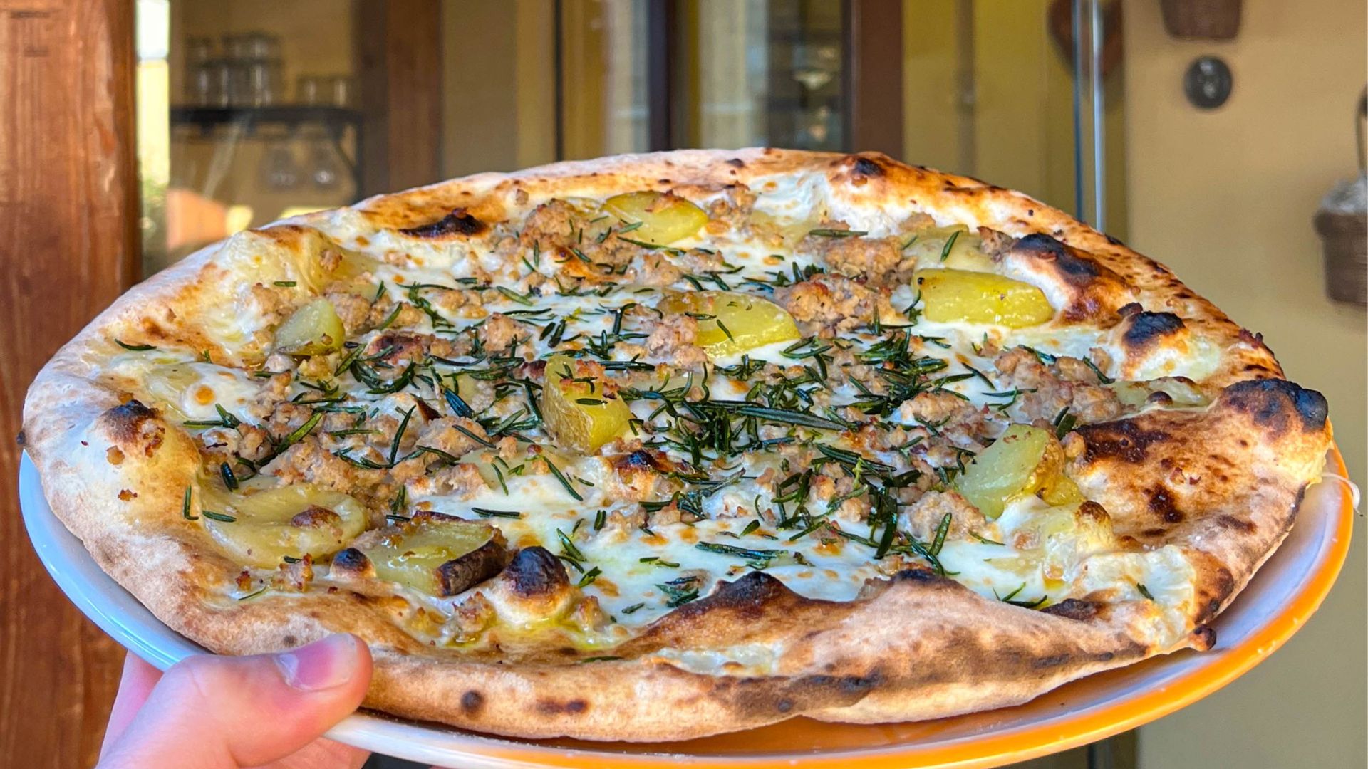Pizza romana gourmet appena sfornata dal forno a legna de La Capannina a Riano
